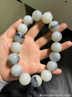 和田玉青花籽料男士手串手持,天然青花黑白相间,特色分明,密度高,玉质